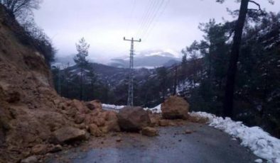 Alanya’da heyelan; kaya parçaları yolu kapattı