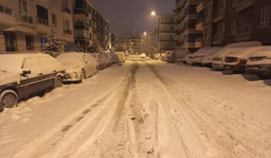 ANKARA’DA KAR YAĞIŞI BAŞLADI, SÜRÜCÜLER ZOR ANLAR YAŞADI