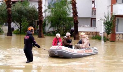 Antalya’yı sel vurdu: Dere taştı, mahsur kalanlar kurtarıldı