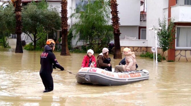 Antalya’yı sel vurdu: Dere taştı, mahsur kalanlar kurtarıldı