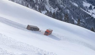 Artvin’de kar ve tipi nedeniyle yoldan çıkan iki TIR, uçuruma sürüklendi, 3 gün sonra kaldırıldı