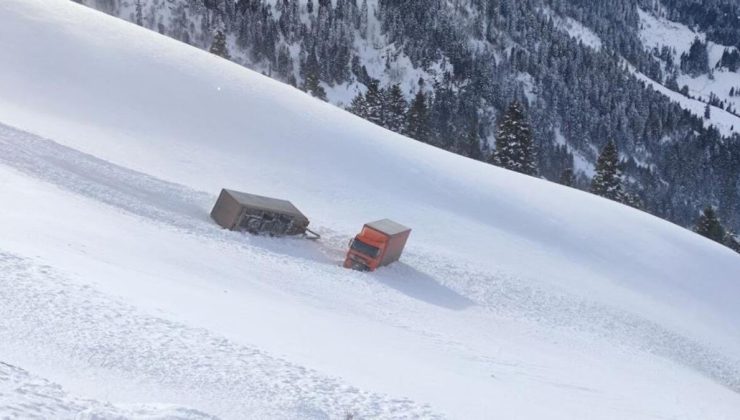 Artvin’de kar ve tipi nedeniyle yoldan çıkan iki TIR, uçuruma sürüklendi, 3 gün sonra kaldırıldı