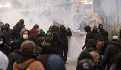 Belçika’da Covid-19 protestosuna polis müdahalesi