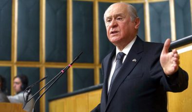 Cumhurbaşkanına hakaretten tutuklanan Sedef Kabaş’a bir tepki de Bahçeli’den! Kelepçe oyununa çok kızdı