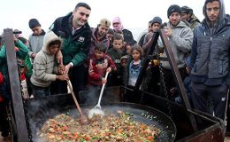 CZN Burak İdlib’de çocuklar için yemek yaptı