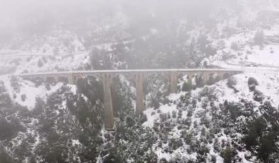 (DRONE) Tarihi Varda Köprüsü kar yağışıyla beyaza büründü