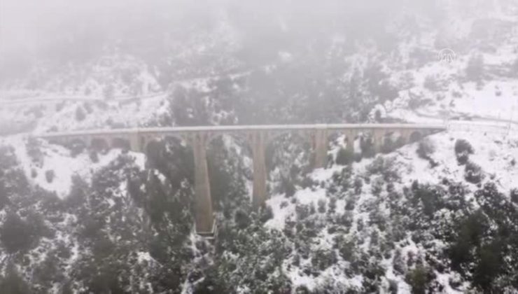 (DRONE) Tarihi Varda Köprüsü kar yağışıyla beyaza büründü