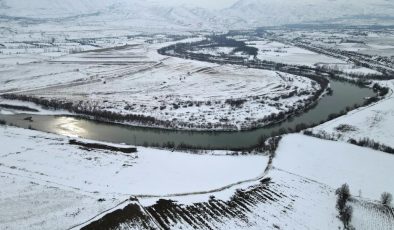 Erzincan’daki mendereslerin çevresi beyaz örtüyle kaplandı