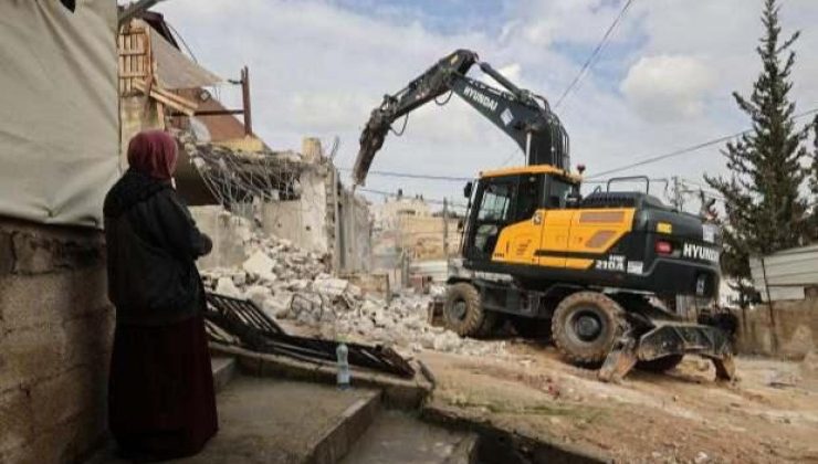 Filistinli iki aileye evlerini elleriyle yıkmak zorunda kaldı