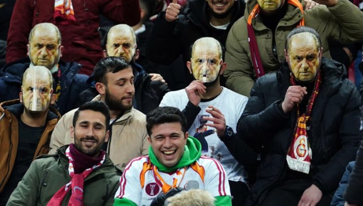 Galatasaray stadında maskeli taraftarlar! Başkan Burak Elmas’a mesaj