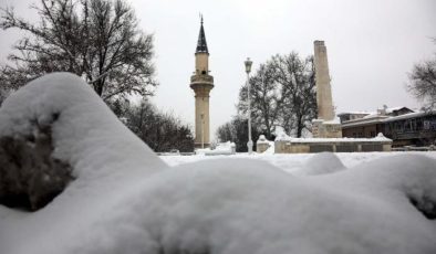 Gaziantep’te kar yağışıyla sokaklar boşaldı, otoyol trafiğe kapatıldı