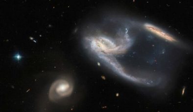 Hubble, Star Trek gemisine benzeyen galaksiler tespit etti