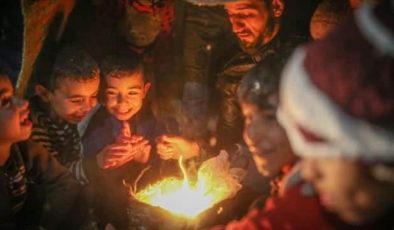 İdlib’de siviller geceleri ısınmak için kıyafetlerini yakıyor