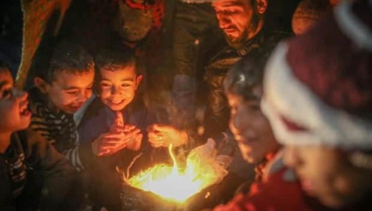 İdlib’de siviller geceleri ısınmak için kıyafetlerini yakıyor