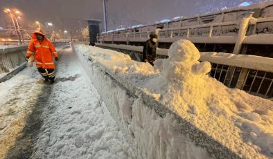 İstanbul kara teslim! Yağış etkisini artırdı, mahsur kalanlar için kurtarma planı devreye alındı