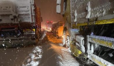 İstanbul’da zorlu gece! Arnavutköy’de yüzlerce araç mahsur kaldı, bekleyiş sürüyor