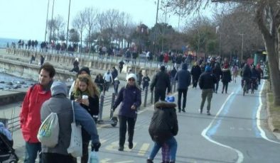 Kadıköy’de pazar hareketliliği, kimileri yüzdü kimileri yürüyüş yaptı