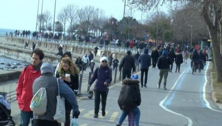 Kadıköy’de pazar hareketliliği, kimileri yüzdü kimileri yürüyüş yaptı