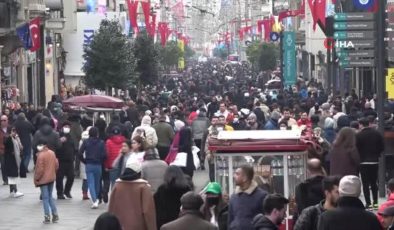 Kar esaretinin ardından vatandaşlar soluğu Taksim’de aldı