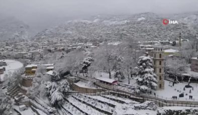 Karlar altındaki saat kulesi böyle görüntülendi