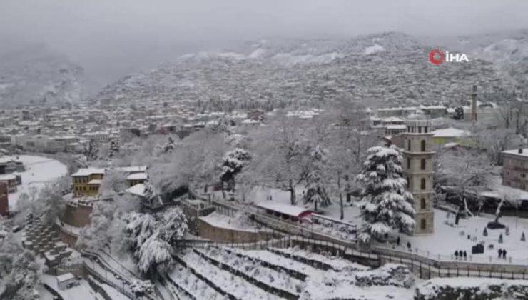 Karlar altındaki saat kulesi böyle görüntülendi