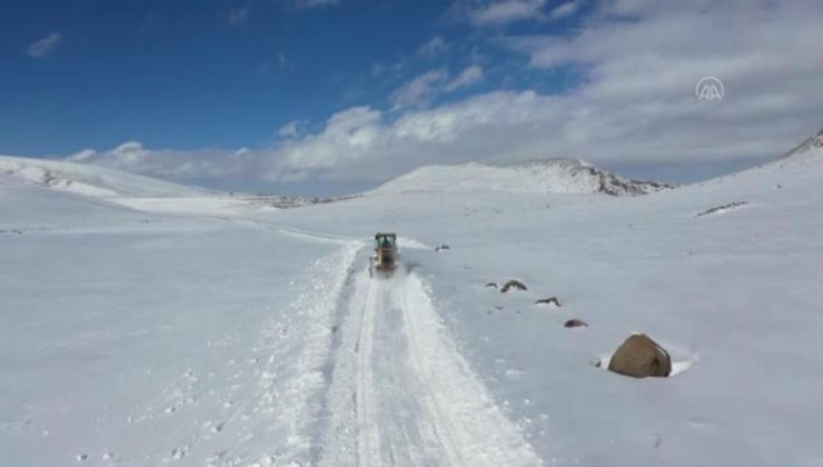 Karlı yolların kahramanı 20 yıldır dağlarda ulaşımı sağlıyor