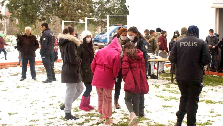 Kaymakamdan Roman çocuklara sucuk partisi