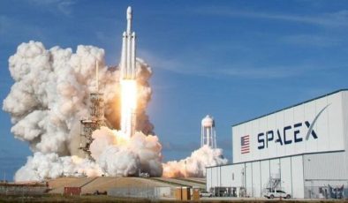 Kontrolden çıkan SpaceX roketi Ay’a doğru gidiyor