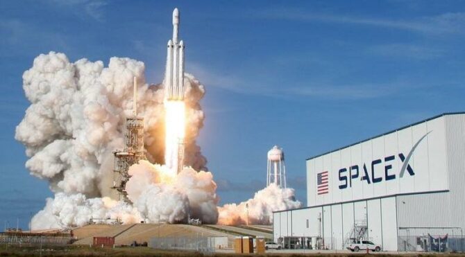 Kontrolden çıkan SpaceX roketi Ay’a doğru gidiyor