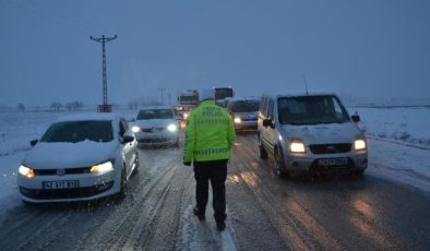 Konya – Adana karayolu 16 saattir trafiğe kapalı