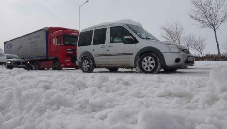 Konya’yı çevre illere bağlayan tüm yollar kapalı; yolcular terminalde bekliyor (2)