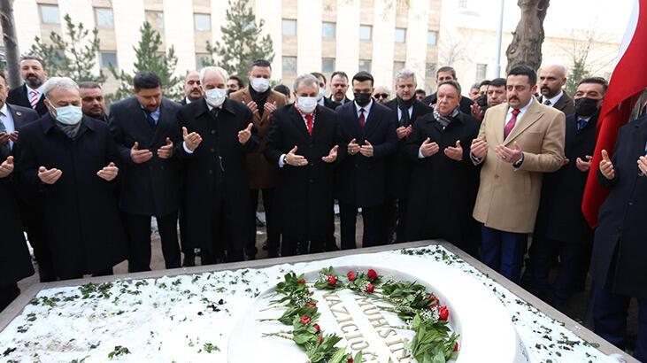 Mustafa Destici’den Muhsin Yazıcıoğlu’nun kabrine ziyaret