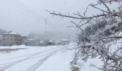 Osmaniye’de kardan yolu kapanan yaylada mahsur kalan 3 kişi kurtarıldı