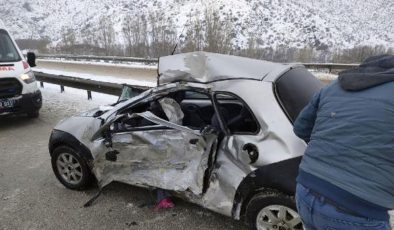 Otobüs ile çarpışan otomobilin sürücüsü öldü, kızı yaralandı