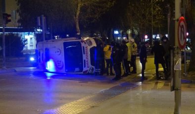 Otomobille çarpışan ambulans yan yattı; 3 yaralı