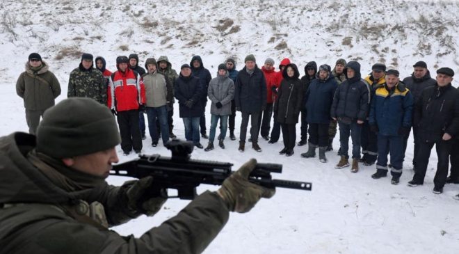 Savaşın ayak sesleri! Ukrayna ordusu olası bir Rus saldırısına karşı vatandaşlarına silah eğitimi vermeye başladı