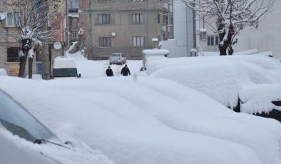 SİVAS’TA YOĞUN KAR YAĞIŞI; 1031 YERLEŞİM YERİNİN YOLU KAPANDI