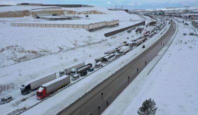 Son Dakika! TAG Otoyolu’nun Gaziantep yönü kar yağışı nedeniyle ulaşıma kapandı