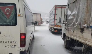 TIR kayması nedeniyle Yalova – Bursa kara yolu kapandı! Uzun araç kuyrukları oluştu