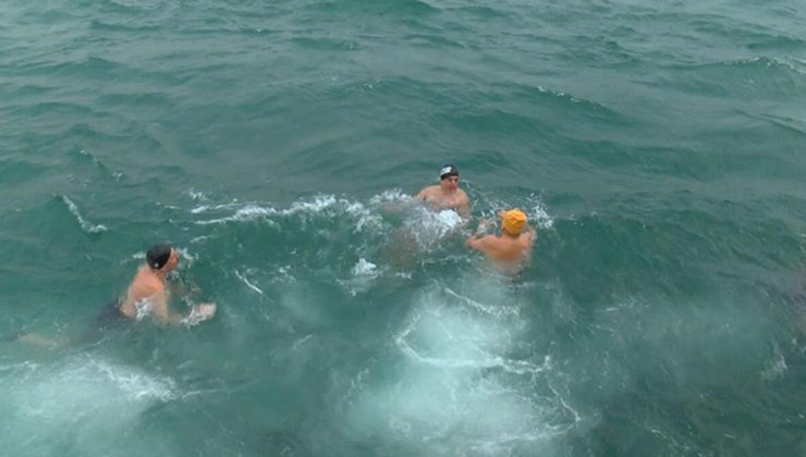 ‘Üsküdar Fedaileri’ soğuk havaya aldırmadı, denize atladı