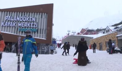 Yarıyıl ve hafta sonu tatilini fırsat bilen kayakseverler Palandöken’e akın etti