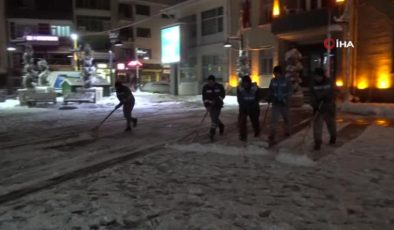 Yoğun kar yağışı nedeniyle yoldan geçen vatandaşlara çorba ikramı