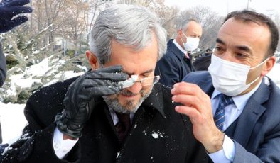 Ankara Üniversitesi’nde renkli görüntüler! Kar topu savaşına rektör de katıldı