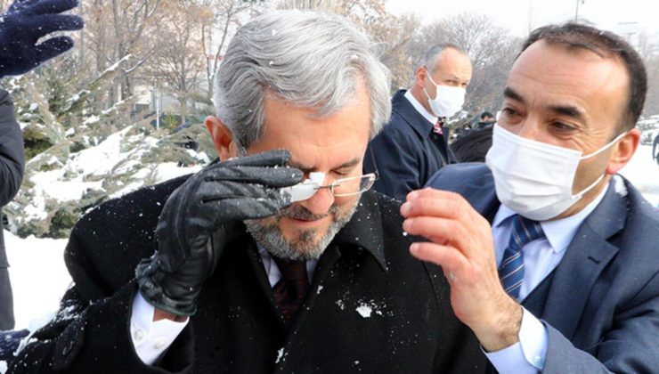 Ankara Üniversitesi’nde renkli görüntüler! Kar topu savaşına rektör de katıldı