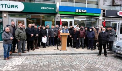 Gümüşhane’de esnaf, elektriğe gelen zamma Aksa Elektrik önünde yaptıkları basın açıklaması ile tepki gösterdi