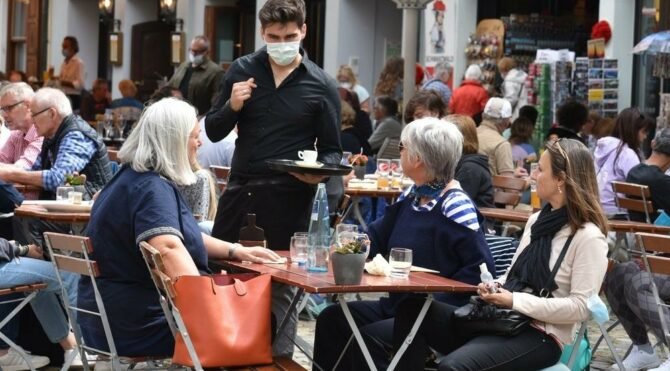 Güney Kore’de yemek yerken takılabilen maskeler üretildi