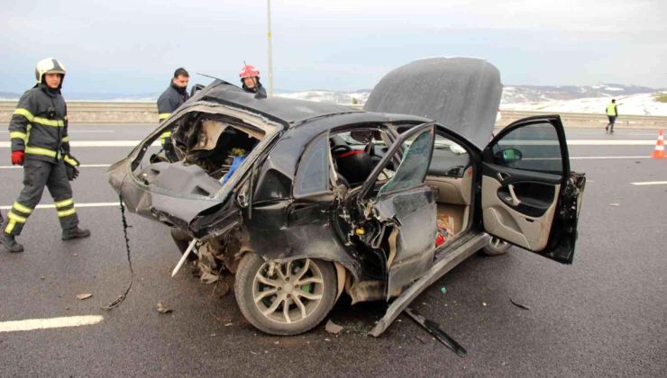 İki otomobil kazaya karıştı, otomobillerden eser kalmadı