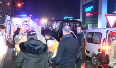 İSTANBUL-KÜÇÜKÇEKMECE’DE ARIZA YAPAN MİNİBÜSE HAFİF TİCARİ ARAÇ ÇARPTI; 2’Sİ ÇOCUK, 3 KİŞİ YARALANDI