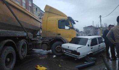 Sultangazi’de hafriyat kamyonu otomobile çarptı, kaldırımda yürüyen yaya ölümden döndü